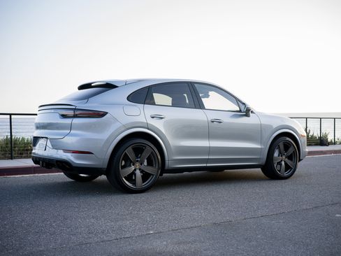 Used 2020 Porsche Cayenne Turbo image 10