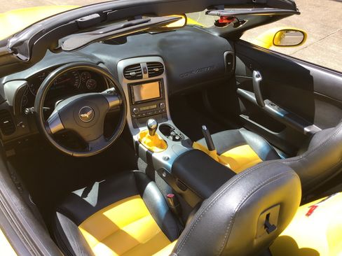 Used 2006 Chevrolet Corvette Convertible w/ Performance Package RWD image 9