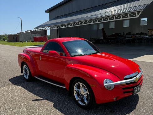 Used 2005 Chevrolet SSR w/ Preferred Equipment Group RWD image 1