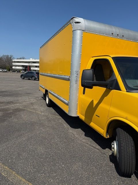 Used 2018 GMC Savana 3500 Extended w/ Driver Convenience Package RWD image 2