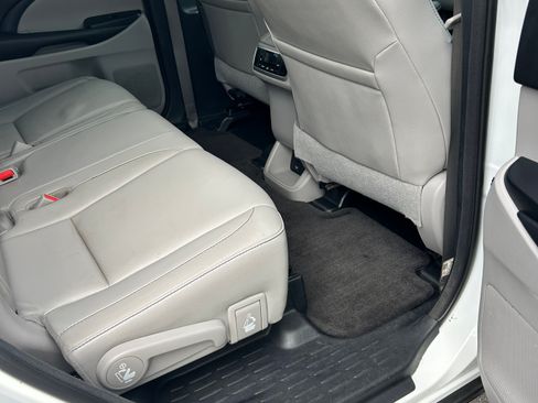 Used 2018 Toyota Highlander XLE AWD/4WD image 11