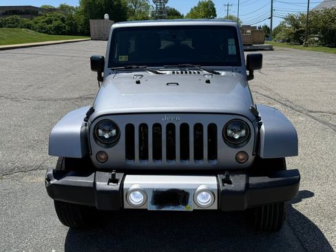 Used 2014 Jeep Wrangler Unlimited Sahara w/ Dual Top Group AWD/4WD image 16