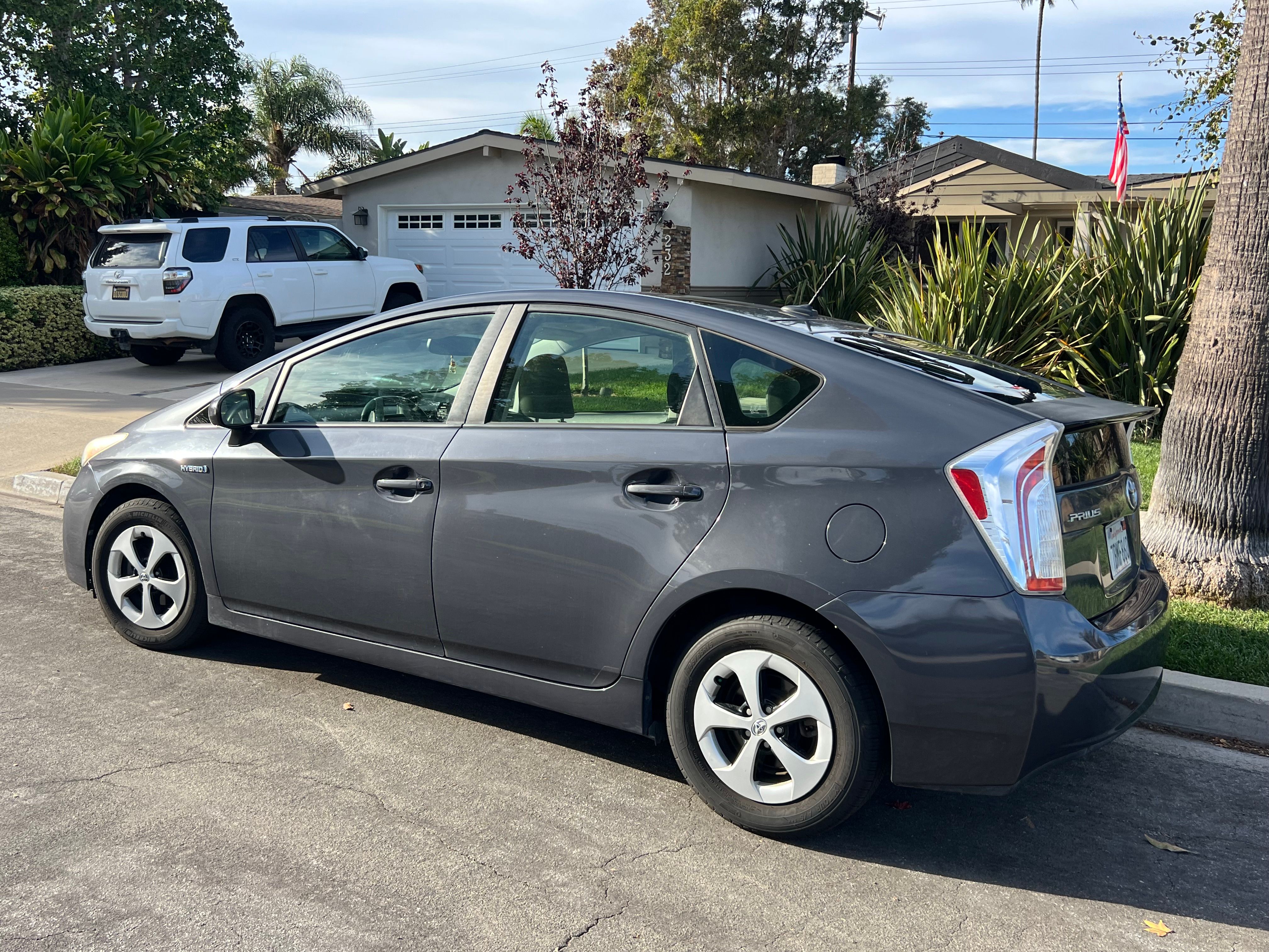Used 2013 Toyota Prius Four w/ Deluxe Solar Roof Pkg FWD image 2