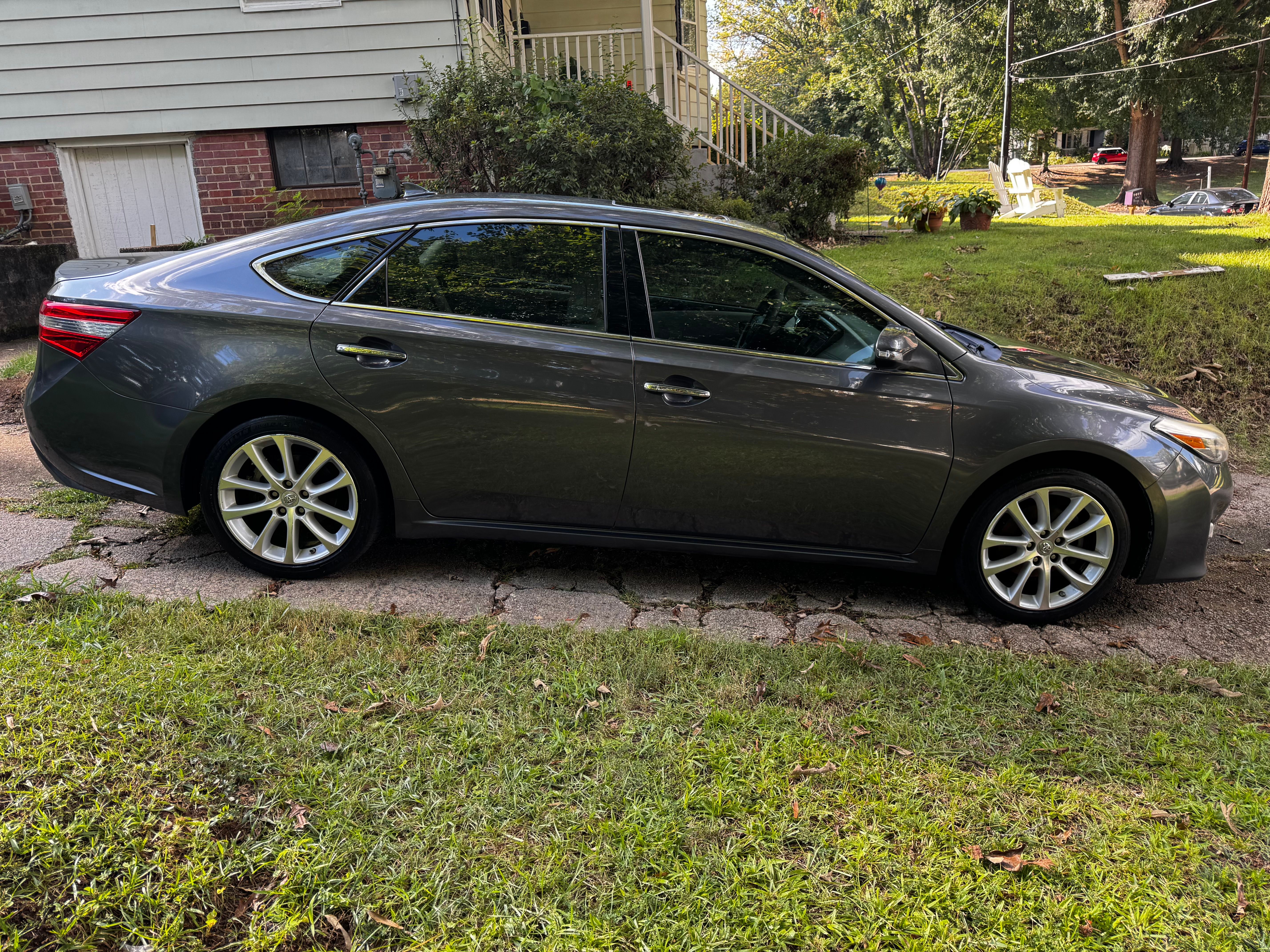 Used 2013 Toyota Avalon Limited FWD image 2