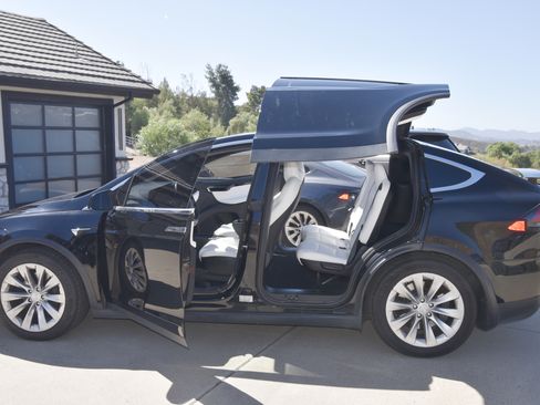Used 2020 Tesla Model X Long Range image 8