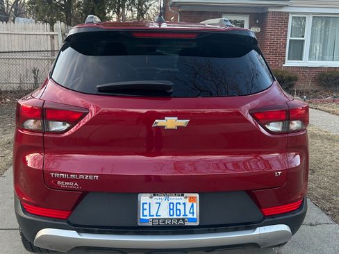 Used 2021 Chevrolet TrailBlazer LT image 2
