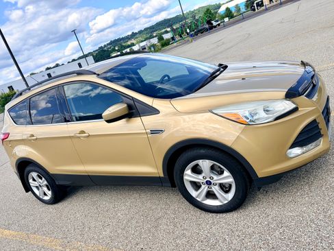 Used 2015 Ford Escape SE w/ Equipment Group 201A AWD/4WD image 2