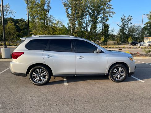 Used 2019 Nissan Pathfinder SL image 1