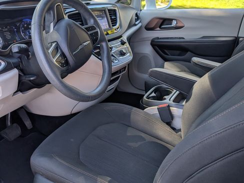 Used 2018 Chrysler Pacifica Touring Plus FWD image 14
