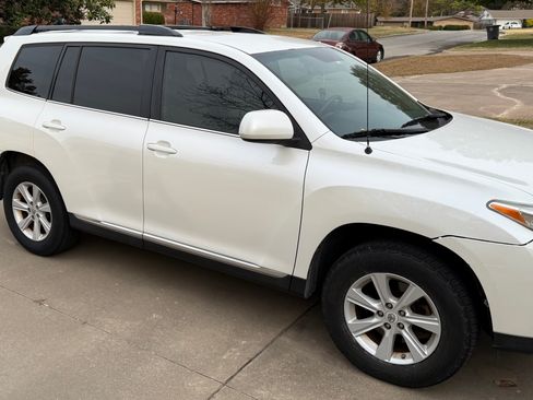 Used 2012 Toyota Highlander SE image 1
