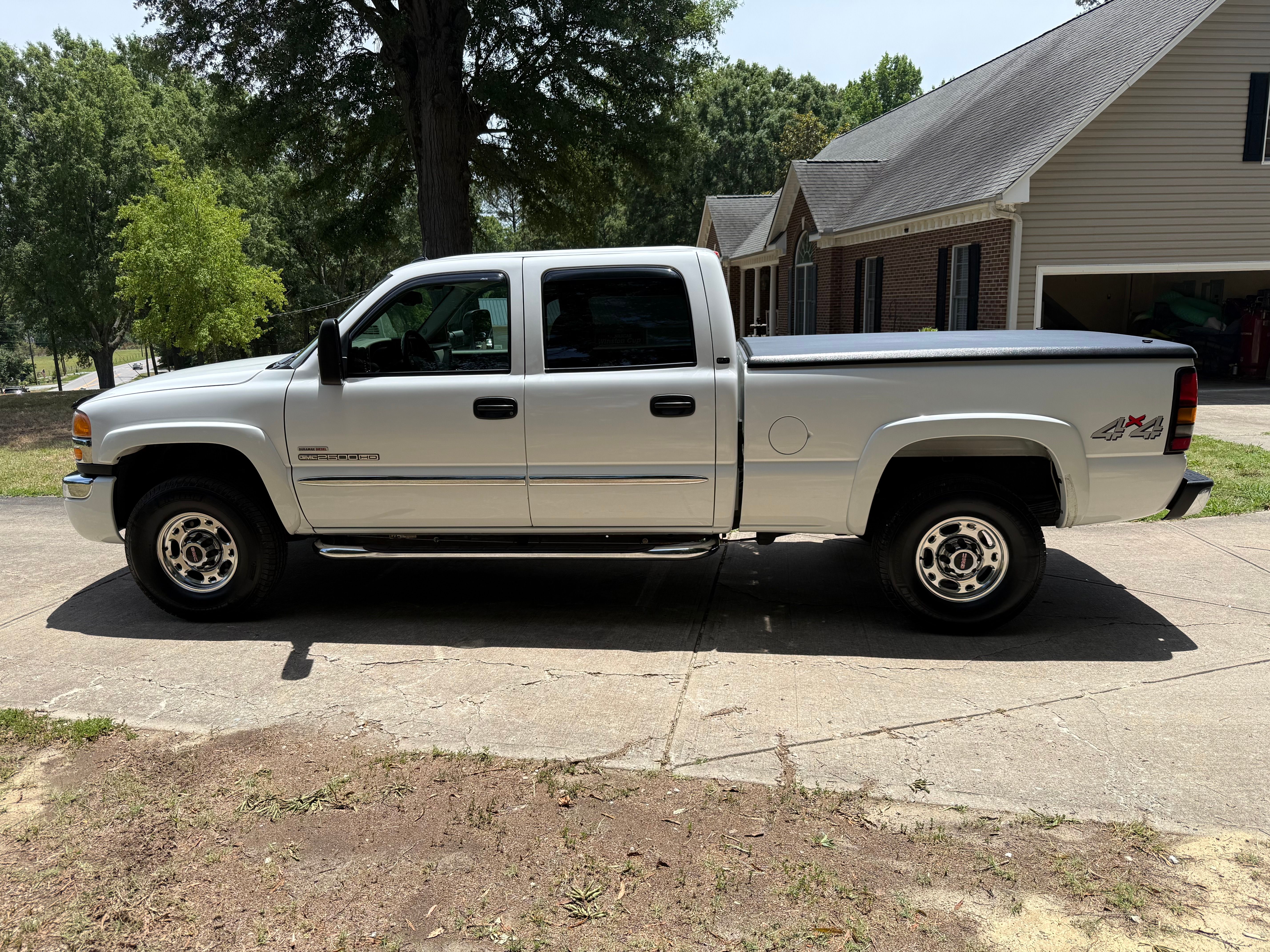 Used 2005 GMC Sierra 2500 SLT w/ Heavy-Duty Power Package AWD/4WD image 2