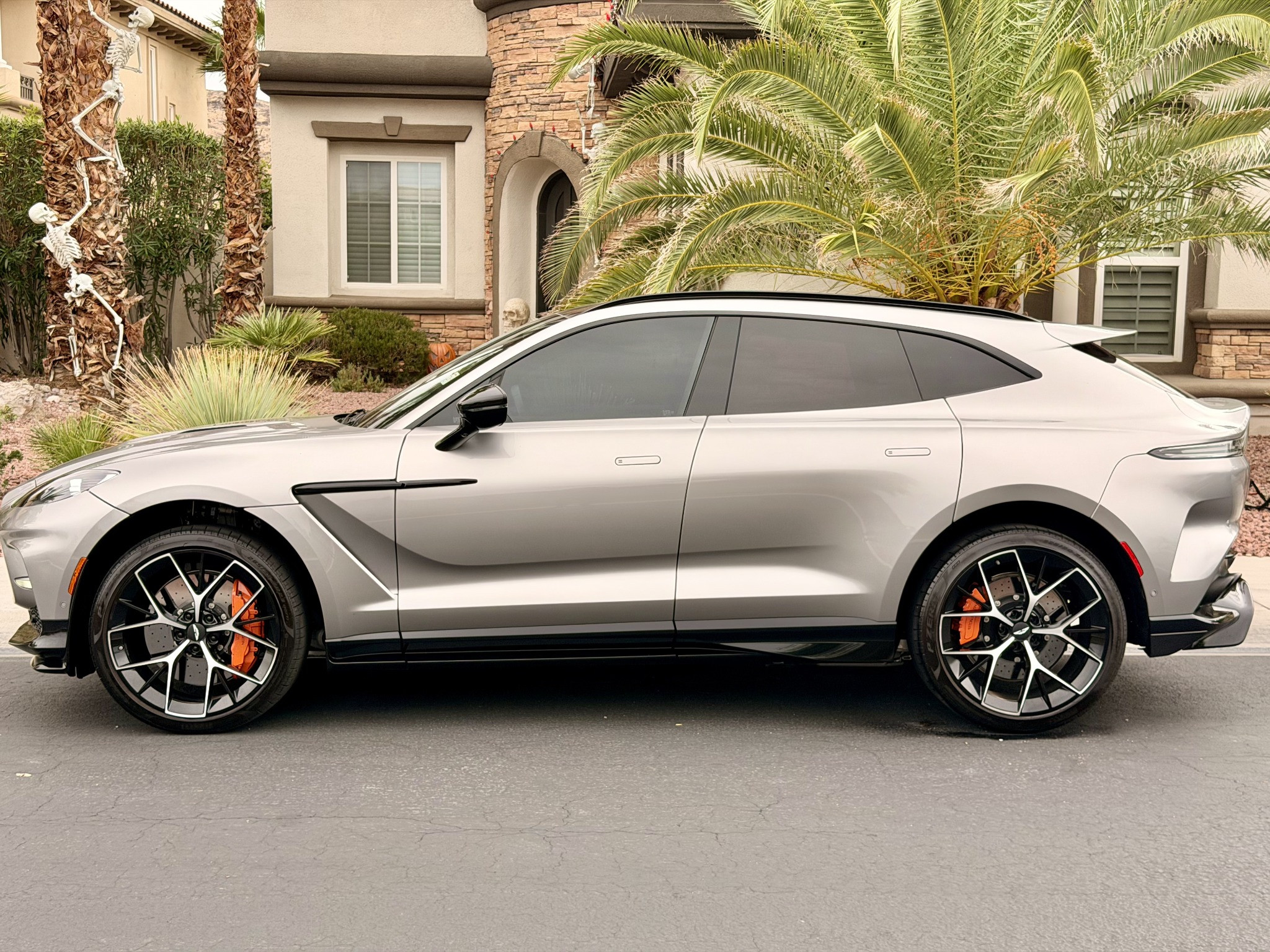 Used 2025 Aston Martin DBX 707 AWD/4WD image 1