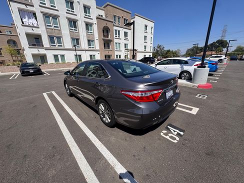 Used 2017 Toyota Camry SE image 9