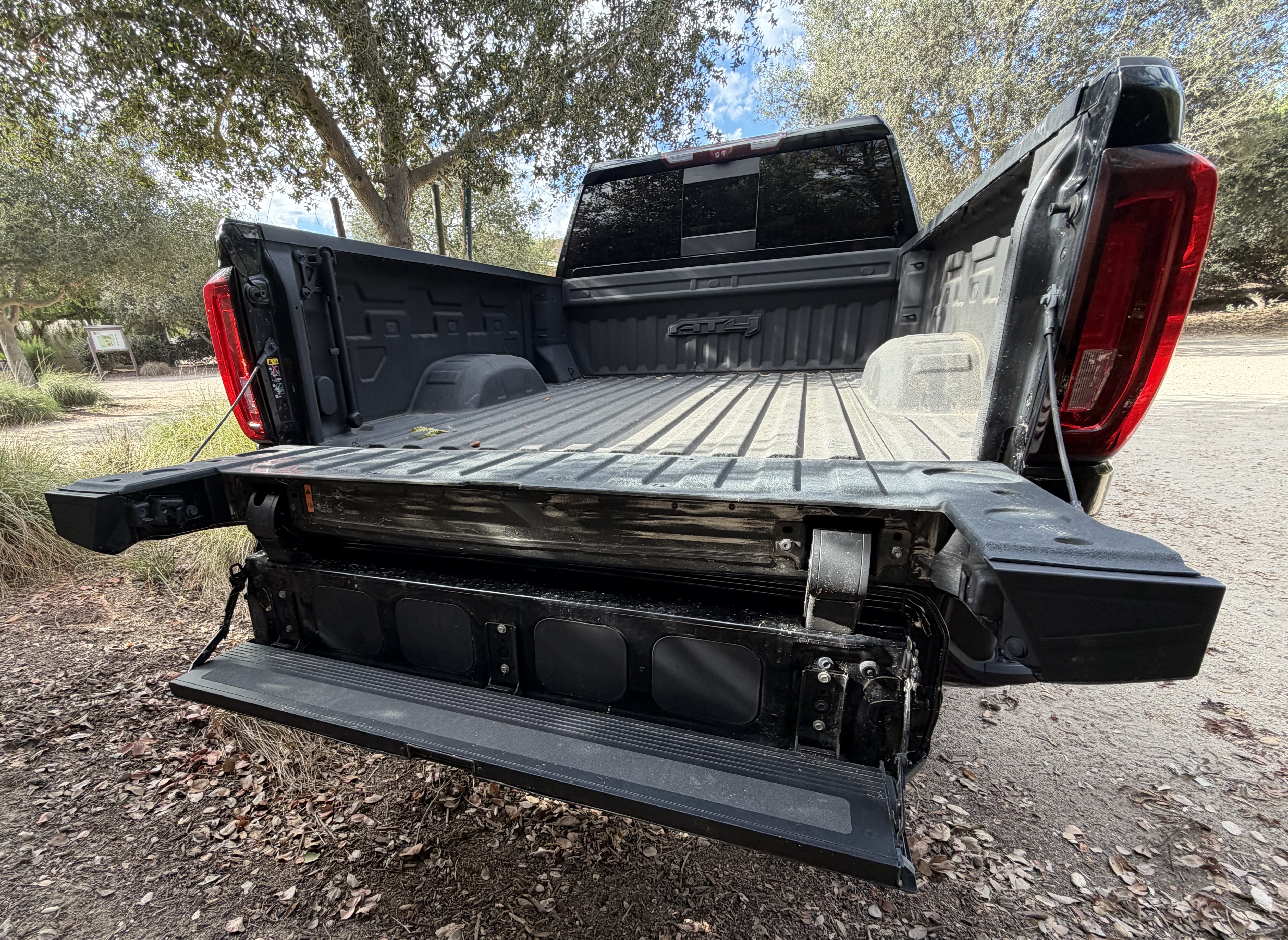 Used 2023 GMC Sierra 2500 AT4 w/ AT4 Preferred Package AWD/4WD image 8