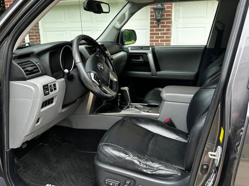 Used 2010 Toyota 4Runner SR5 AWD/4WD image 11