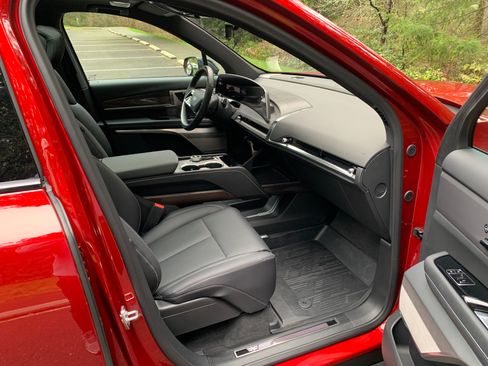 Used 2026 Cadillac Vistiq Luxury image 12