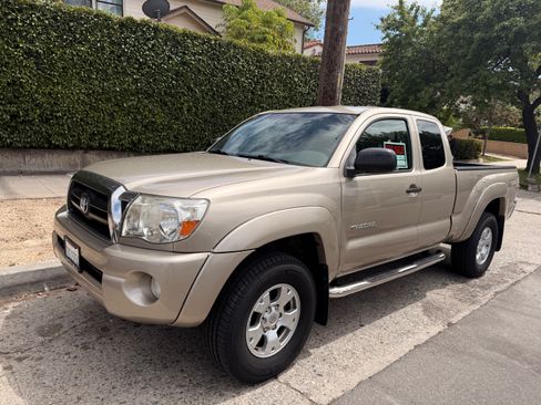 Used 2005 Toyota Tacoma PreRunner RWD image 4