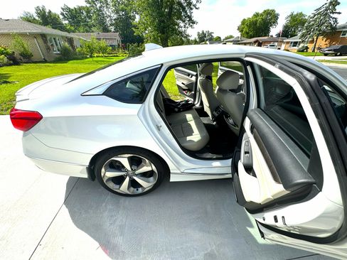 Used 2018 Honda Accord Touring image 11