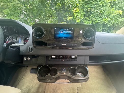 Used 2021 Mercedes-Benz Sprinter 2500 image 14