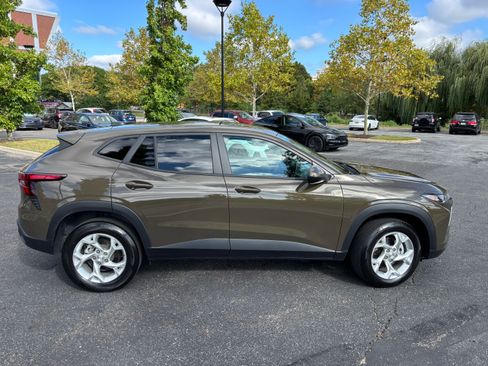 Used 2024 Chevrolet Trax LS w/ LS Convenience Package image 10