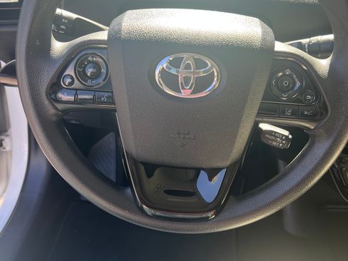 Used 2019 Toyota Prius L Eco w/ Carpet Mat Package image 15