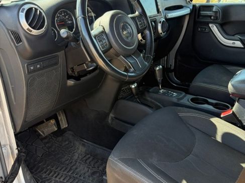 Used 2016 Jeep Wrangler Unlimited Rubicon w/ Connectivity Group AWD/4WD image 5