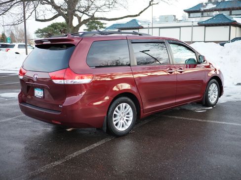 Used 2014 Toyota Sienna XLE image 2