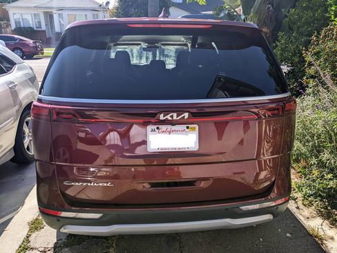 Used 2022 Kia Carnival LX image 4