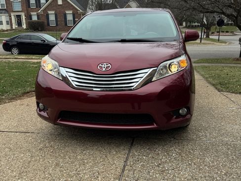 Used 2011 Toyota Sienna XLE image 1