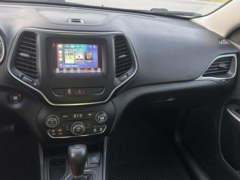 Used 2019 Jeep Cherokee Latitude Plus FWD image 8
