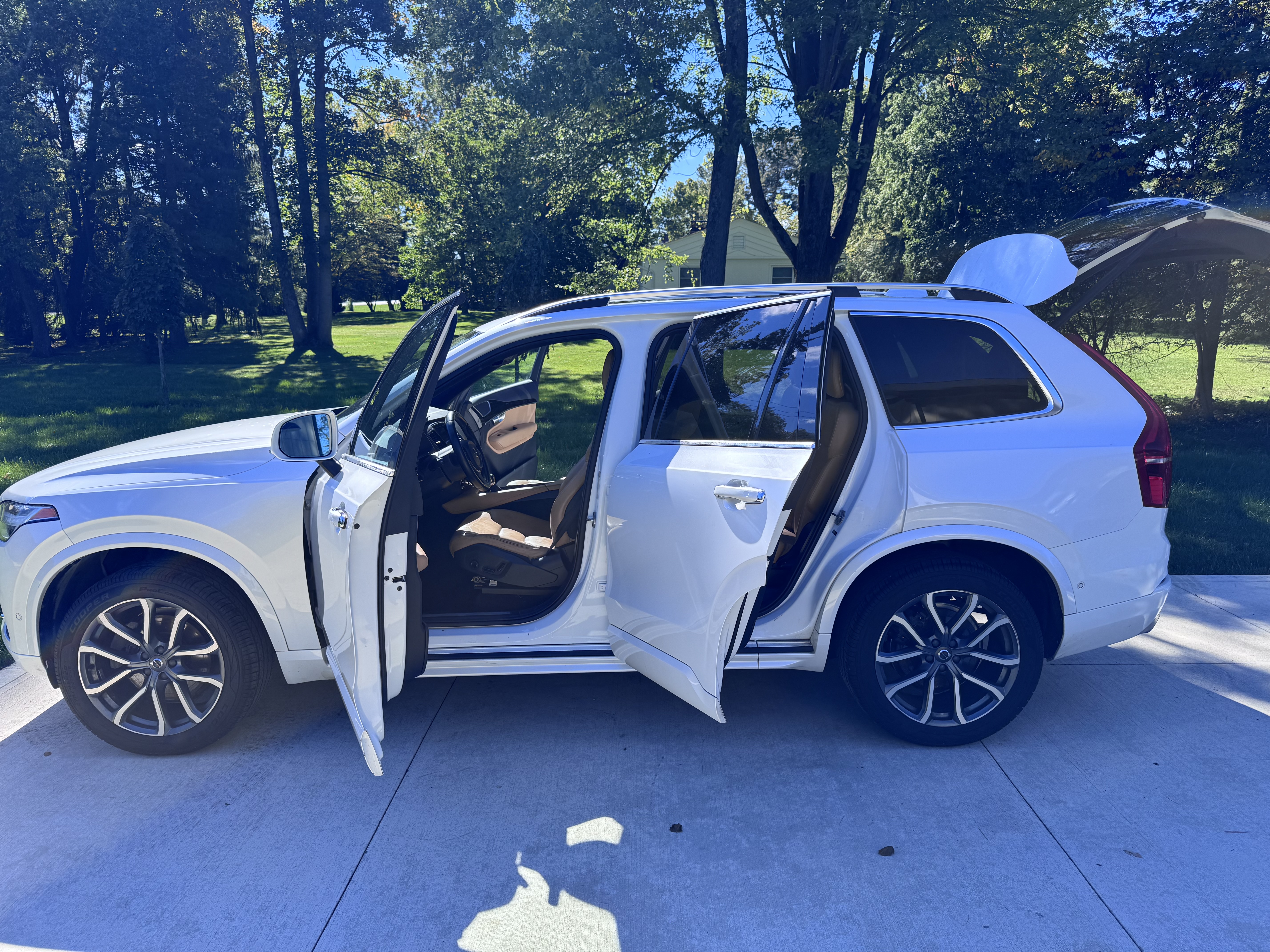 Used 2017 Volvo XC90 T6 Momentum w/ Vision Package AWD/4WD image 1