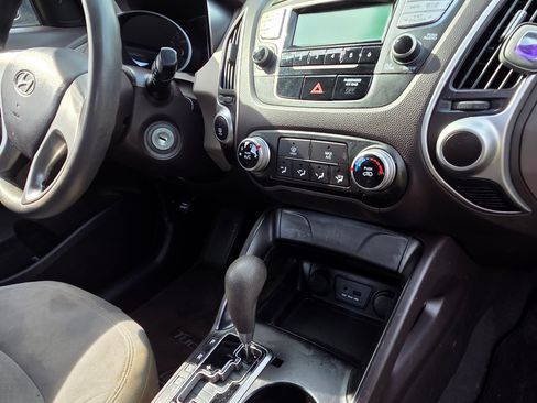 Used 2011 Hyundai Tucson GL image 23