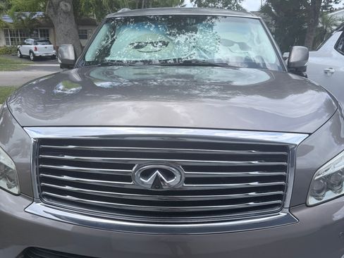 Used 2013 INFINITI QX56 4WD w/ Deluxe Touring Pkg image 2