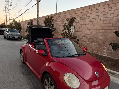 Used 2006 Volkswagen Beetle Convertible w/ Package 1 image 2