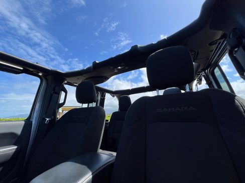 Used 2018 Jeep Wrangler Unlimited Sahara image 16