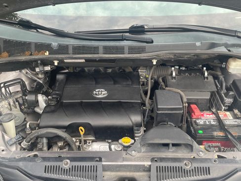 Used 2011 Toyota Sienna w/ Towing Pkg FWD image 14