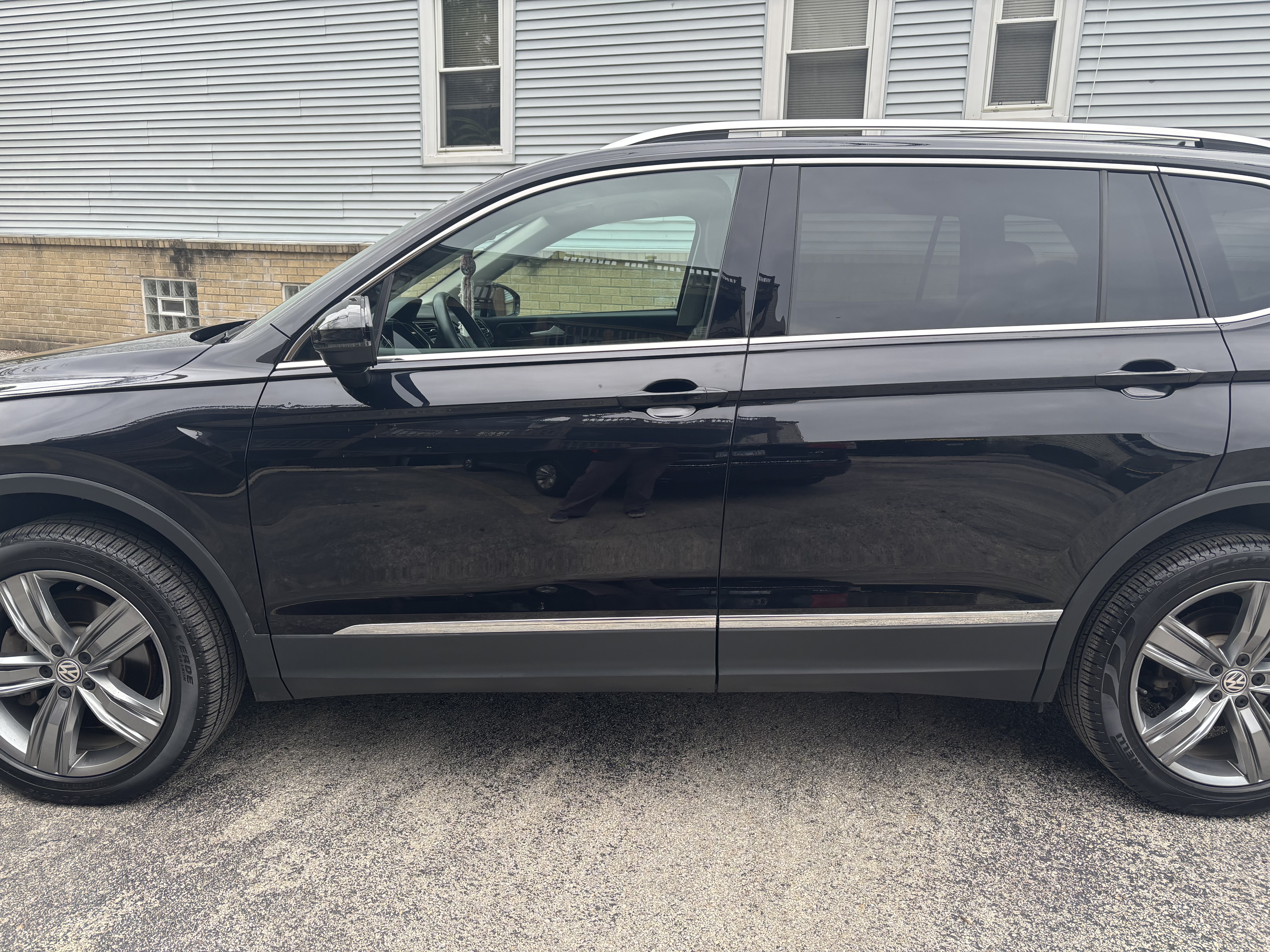 Used 2020 Volkswagen Tiguan SEL AWD/4WD image 1