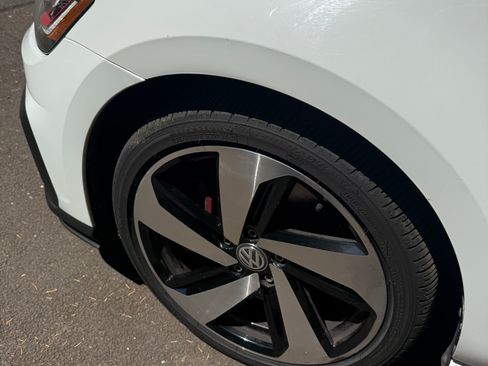 Used 2019 Volkswagen GTI SE FWD image 10