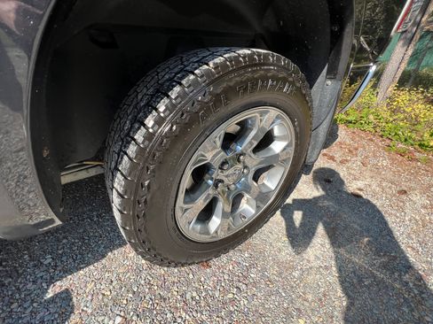 Used 2017 RAM 1500 Laramie image 25