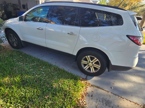 Used 2017 Chevrolet Traverse LT image 2