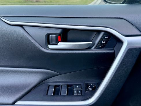 Used 2020 Toyota RAV4 XLE Premium image 26