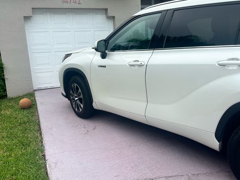 Used 2020 Toyota Highlander XLE FWD image 11