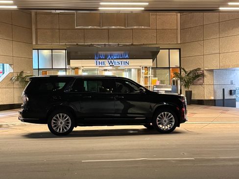 Used 2022 Cadillac Escalade ESV Luxury image 4