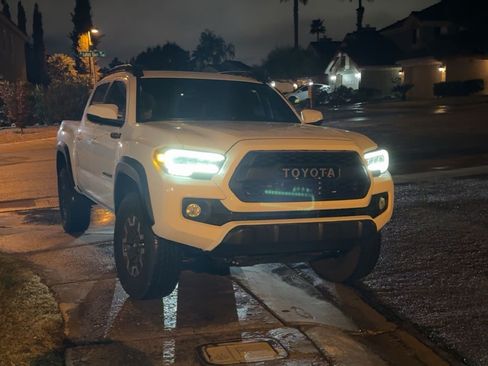Used 2021 Toyota Tacoma TRD Off-Road w/ Technology Package AWD/4WD image 3