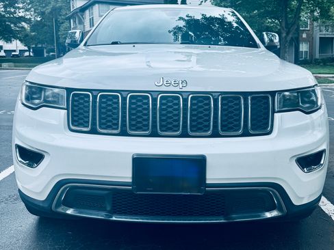Used 2017 Jeep Grand Cherokee Limited AWD/4WD image 2