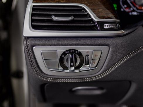 Used 2020 BMW 750i xDrive 750i xDrive Sedan 4D w/ Autobahn Package image 17