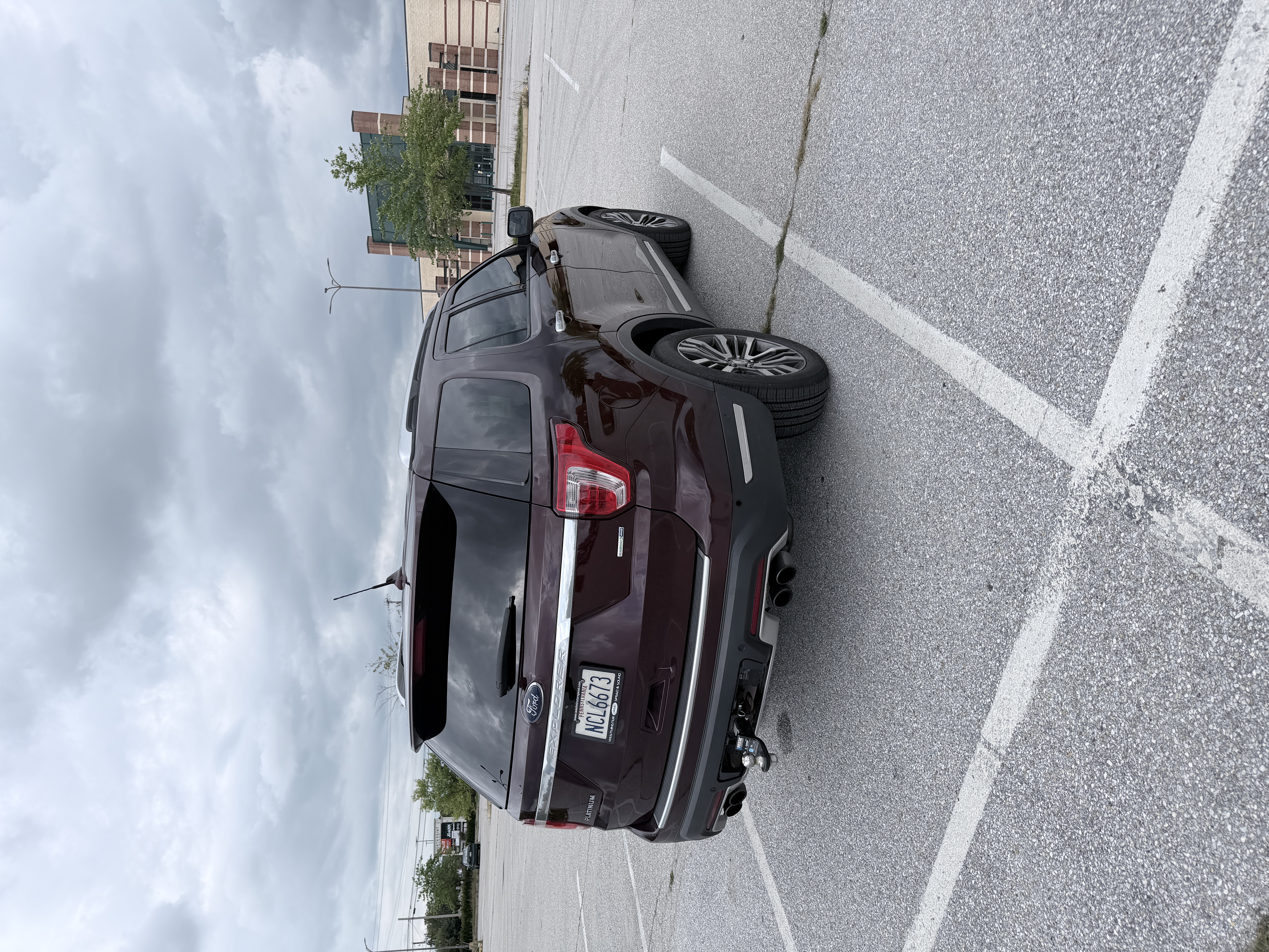 Used 2018 Ford Explorer Platinum AWD/4WD image 2