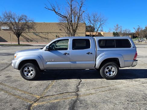 Used 2006 Toyota Tacoma PreRunner w/ SR5 Pkg #2 image 9