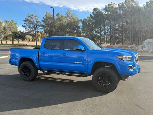 Used 2021 Toyota Tacoma TRD Sport w/ TRD Premium Sport Package image 8