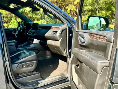 Used 2021 Chevrolet Suburban LT RWD image 16